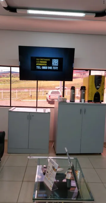 Tela de comunicação interna W2 Signal instalada em ambiente corporativo
